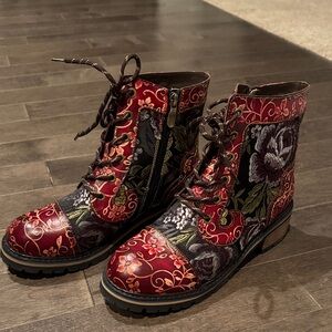 NWOB L’Artiste Fantastic Booties in Red Multi Color